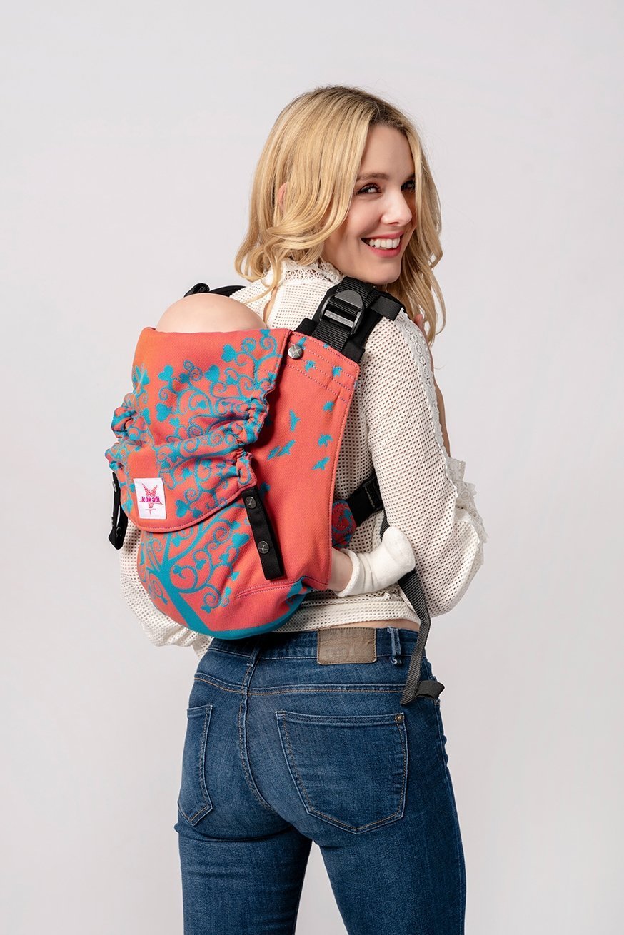 KOKADI Porte-Bébé Onbu Le tout-petit Matteo au pays des merveilles inversé